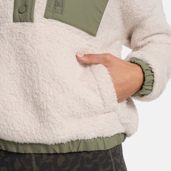 Vuori Cozy Sherpa Popover - Dune - Small - Picture 2 of 13